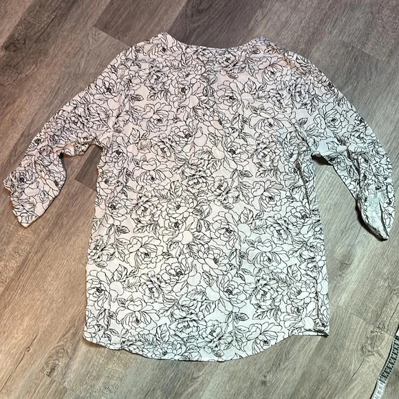 Emily Daniels white black pullover vneck quarter button blouse - Picture 6 of 8